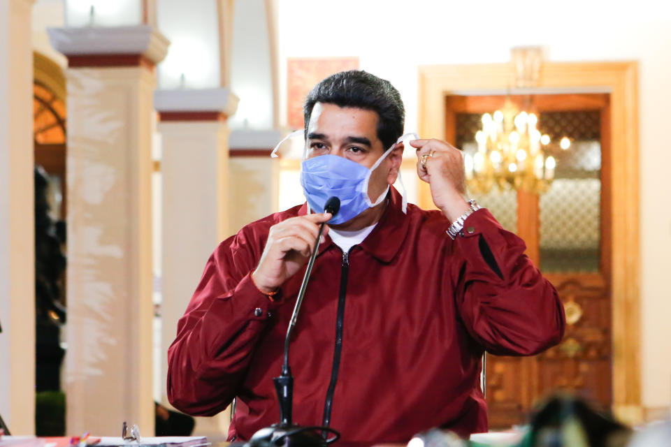 El presidente de Venezuela, NicolÃ¡s Maduro, habla con una mÃ¡scara facial durante un anuncio televisado sobre la pandemia del coronavirus, el 13 de marzo de 2020 en Caracas (Presidencia de Venezuela/AFP | -)