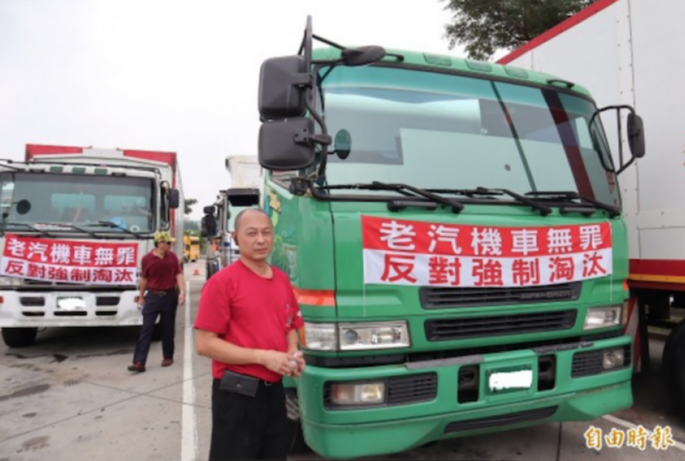 <strong>台南王國泰說，剛用房子二胎貸款買的二手曳引車就面臨被淘汰，哪來房子再貸款？（記者歐素美攝）</strong>