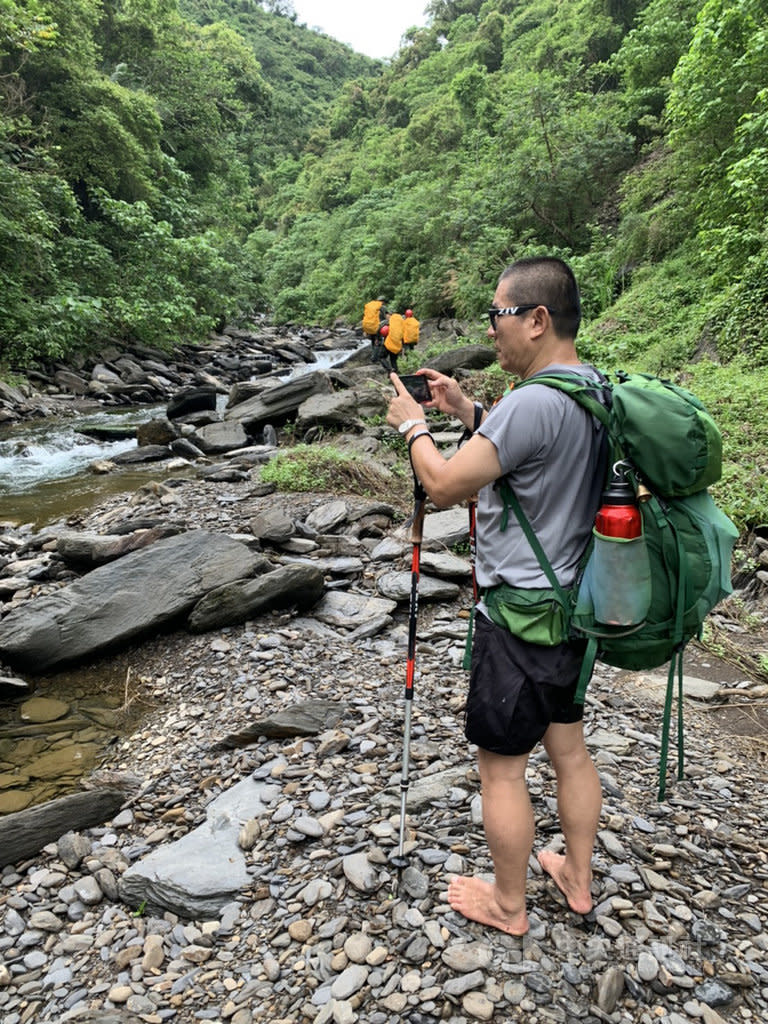 屏安醫院行政副院長楊欣正6日在來義棚集山區迷路失聯他的好友、屏東縣議員鄭清原10日表示，只要能找到楊欣正，無論死生，都可拿到新台幣200萬。圖為人員搜救。（屏東縣議員鄭清原提供/資料照）