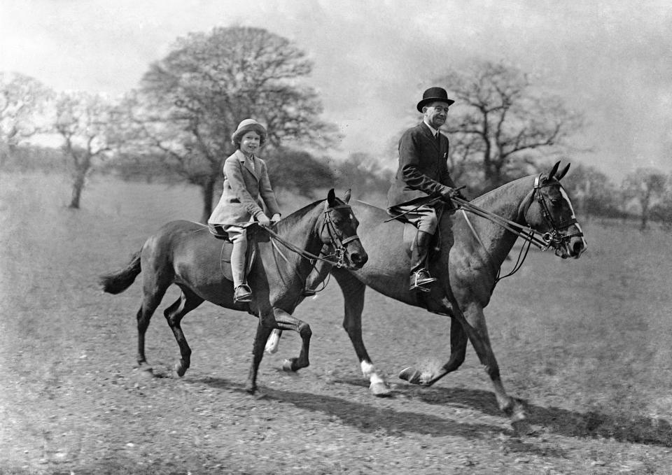 ARCHIVO - La princesa Isabel monta a caballo junto a su instructor en Windsor, Inglaterra, en abril de 1935. (AP Foto, Archivo)