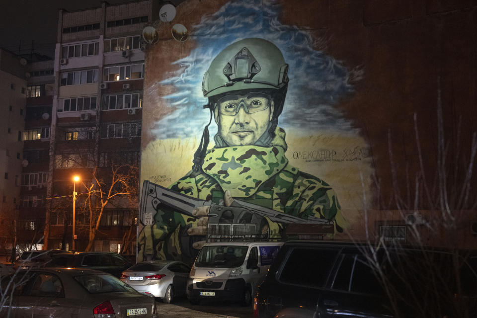 Oleksandr Khmil, campeón de hockey hielo en Ucrania y soldado voluntario, protagoniza un mural en la pared de un edificio residencial en Kiev, Ucrania, el 19 de enero de 2024. Khmil murió en una feroz batalla contra las tropas rusas cerca de Bájmut, en la región oriental ucraniana de Donetsk, en mayo de 2023. (AP Foto/Efrem Lukatsky)