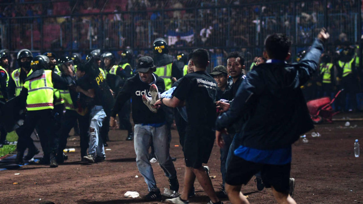 Au moins neuf policiers ont été suspendus suite à un mouvement de foule qui a tué 125 personnes dans un stade de la ville indonésienne de Malang ce samedi 1er octobre.