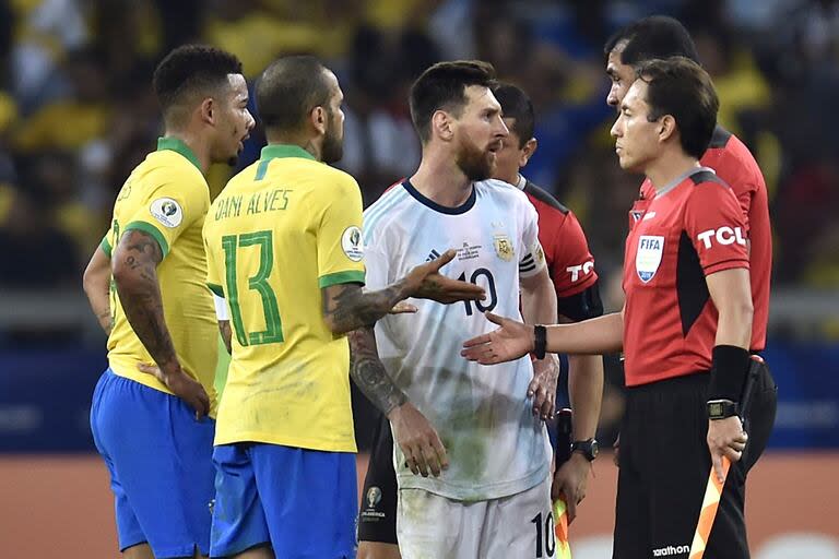 Messi discute con el árbitro en la semifinal de 2019; Gabriel Jesús y Dani Alves completan la imagen