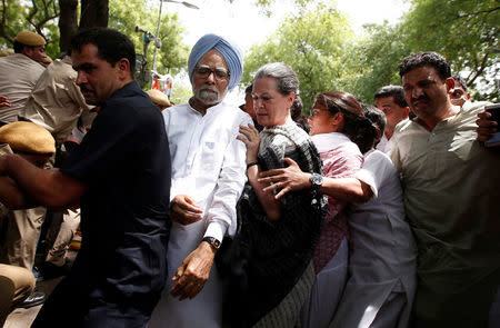 India's main opposition Congress party president Sonia Gandhi (C) and former Prime Minister Manmohan Singh (blue turban) cross a police barricade during what the party calls as a "Save Democracy" march to parliament in New Delhi, India, May 6, 2016. REUTERS/Adnan Abidi