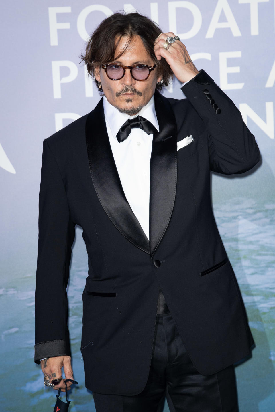 Auch die Herren nutzten den Red Carpet für einen modisch perfekten Auftritt: Johnny Depp zeigte sich mit getönter Sonnenbrille, Mundschutz und einem Ring an beinahe jedem Finger als Meister der Accessoires (Bild: SC Pool - Corbis/Corbis via Getty Images)