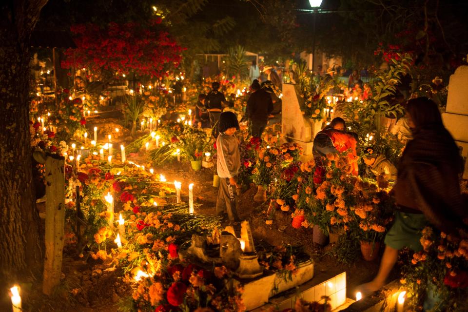 FOTOS | La tradicional velada en panteones de Oaxaca