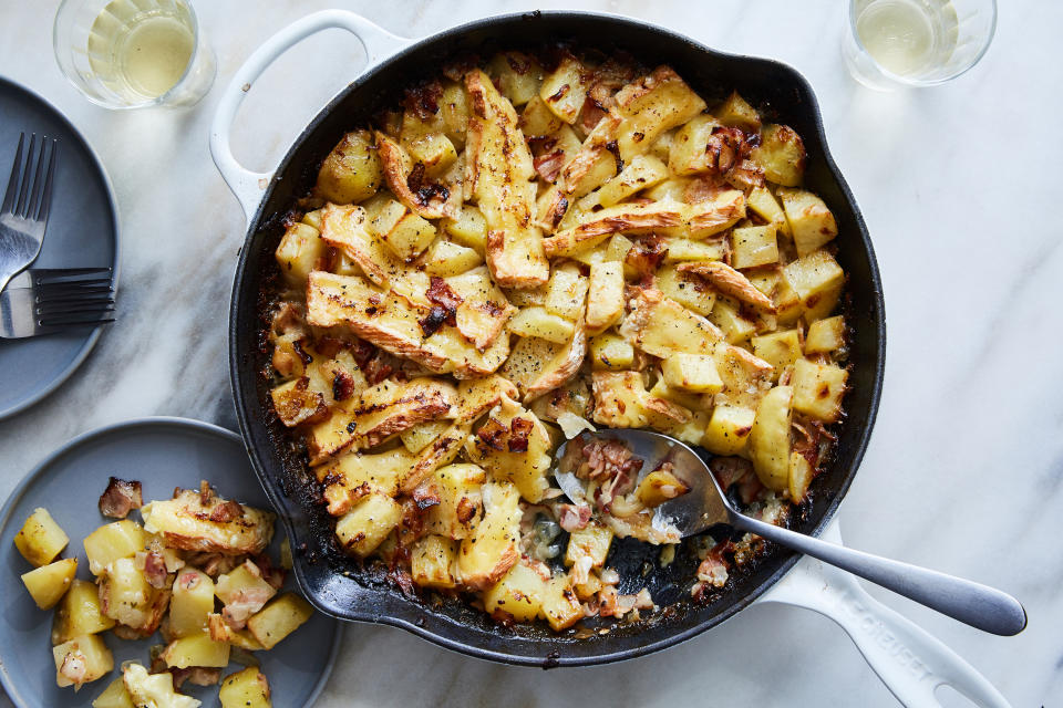 Tartiflette, un guiso tradicional alpino, en Nueva York, el 16 de febrero de 2021. Estilista de alimentos: Monica Pierini. (Linda Xiao/The New York Times)