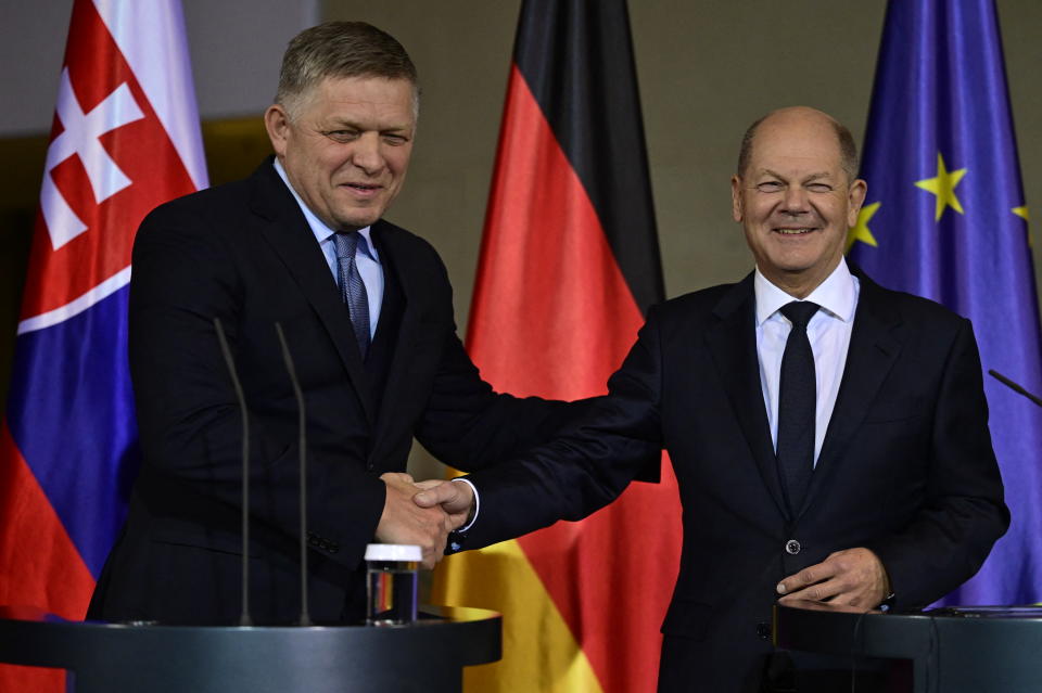 Nemecký kancelár Olaf Scholz (R) a slovenský premiér Robert Fico si 24. januára 2024 podajú ruky na záver tlačovej konferencie v Kancelárii v Berlíne.  Getty Images)