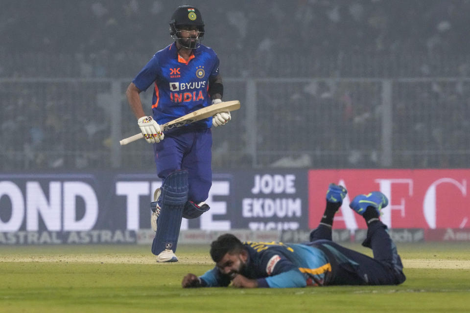 India's K L Rahul sores a run as Sri Lanka's Wanindu Hasaranga de Silva fails to collect the ball during the second one-day international cricket match between India and Sri Lanka in Kolkata, India, Thursday, Jan. 12, 2023. (AP Photo/Bikas Das)