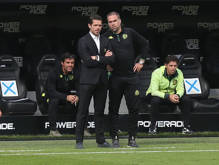 Fernando Gago (en la foto junto a Federico Insua) le cambió el chip a Aldosivi, que ahora busca ser protagonista en cada partido
