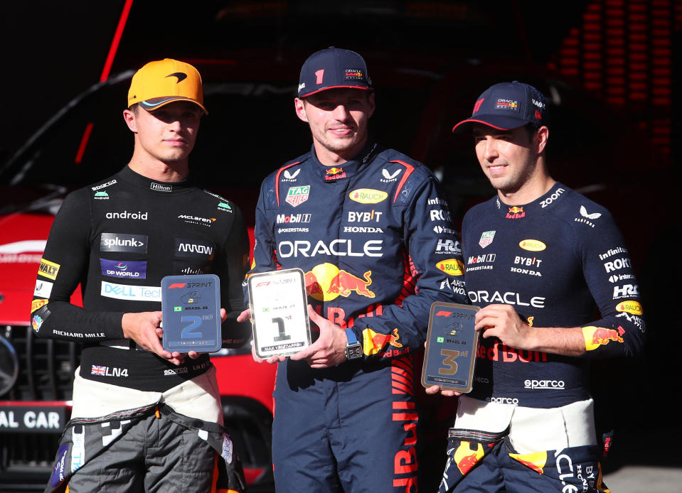 Max Verstappen, de Red Bull, Lando Norris, de McLaren, y Sergio Pérez, de Red Bull, que lograron los tres primeros lugares en el Sprint del GP de Brasil. (REUTERS/Amanda Perobelli)