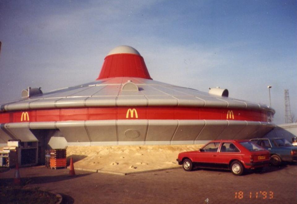 Este McDonald's con forma de platillo volante fue visto por otro tuitero en Cambridgeshire (Reino Unido). Sin embargo, ya no existe. Fue demolido en 2008. (Foto: Twitter / <a href="http://twitter.com/K_Vo_/status/1259024551364702208?s=20" rel="nofollow noopener" target="_blank" data-ylk="slk:@K_Vo_;elm:context_link;itc:0;sec:content-canvas" class="link ">@K_Vo_</a>).