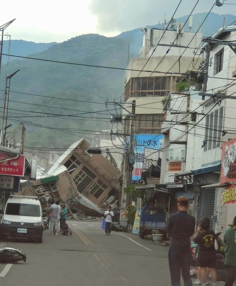花蓮玉里傳出有3層樓大樓倒塌。   圖：翻攝Kolas Yotaka臉書