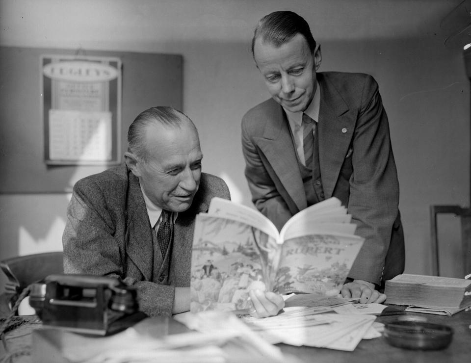 14th October 1947:  Alfred Bestall, author of the 'Rupert the Bear' children's books, reading one of the books with Captain Marshall.  (Photo by Express/Express/Getty Images)