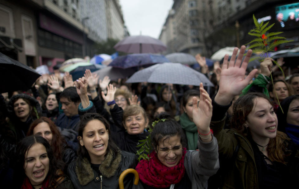 Monica Pavicich, de 59 años y quien trabaja en una editorial, es una de las que optó por salir a la calle para alzar la voz. “Es importante que no sólo las mujeres, sino los hombres se sumen a esta convocatoria. Nuestros maridos también salieron de negro, hablaron (de la protesta) en su trabajo y están apoyándola. Es visualizar el problema para que pueda haber un cambio real”, afirmó a The Associated Press mientras acompañaba a 20 colegas que golpeaban distintos objetos.