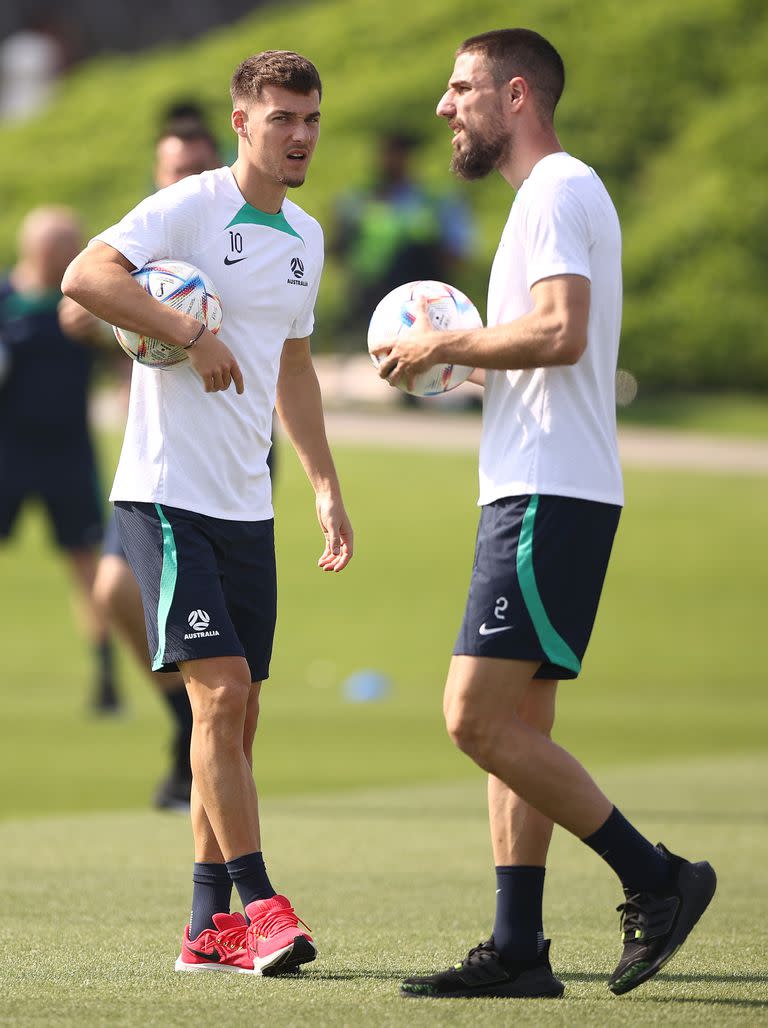 Adjin Hrustic y Milos Degenek, en un momento de distensión en el Aspire Training Ground