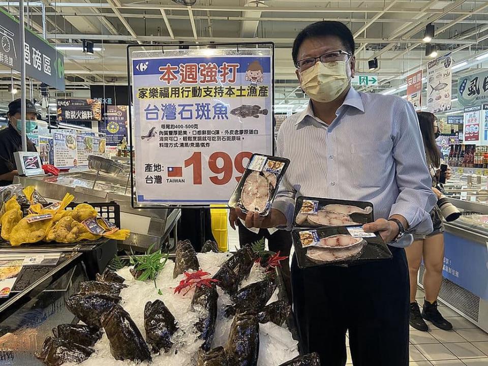 政府輔導業者與百貨、超市、賣場、餐飲等合辦活動，促銷台灣農漁產品。圖：屏東石斑魚在家樂福超市促銷，屏東縣長潘孟安親上場叫賣／屏東縣府提供