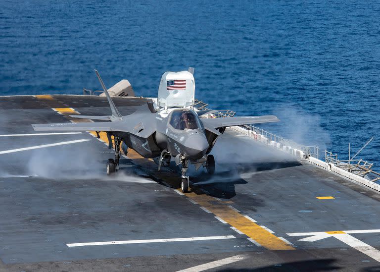 En esta imagen obtenida de la Marina de los Estados Unidos, un F-35B Lightning II despega desde la cubierta de vuelo del buque de asalto anfibio USS Essex el 22 de septiembre de 2018.