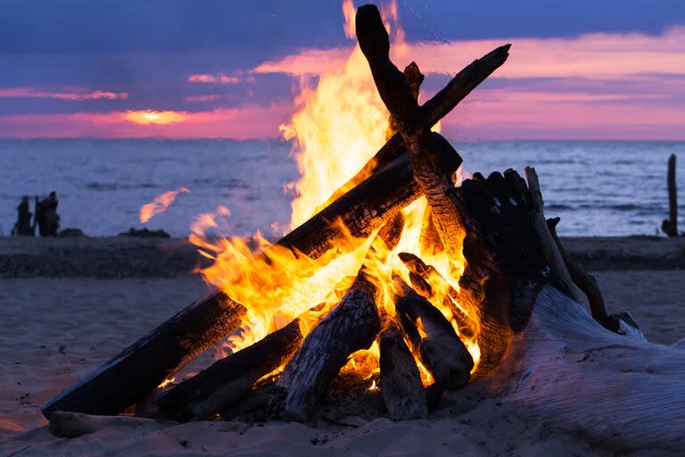 En España, se suelen hacer las hogueras de San Juan a la orilla del mar, dónde se salta el fuego para la buena suerte