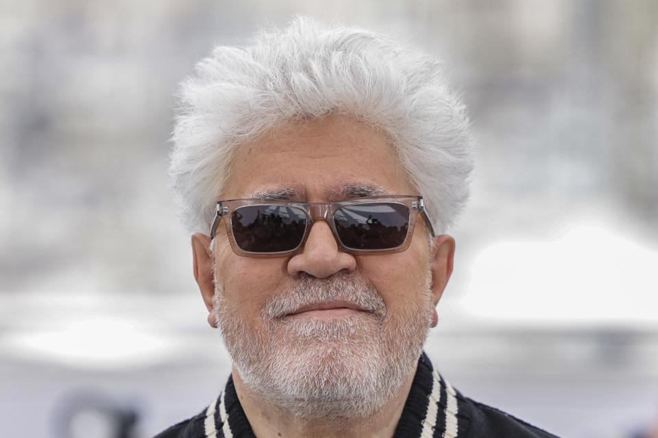 El director Pedro Almodóvar posa en la sesión fotográfica de la película 'Extraña forma de vida' en la 76a edición del festival internacional de cine de Cannes, en el sur de Francia, el miércoles 17 de mayo de 2023. (Foto Vianney Le Caer/Invision/AP)