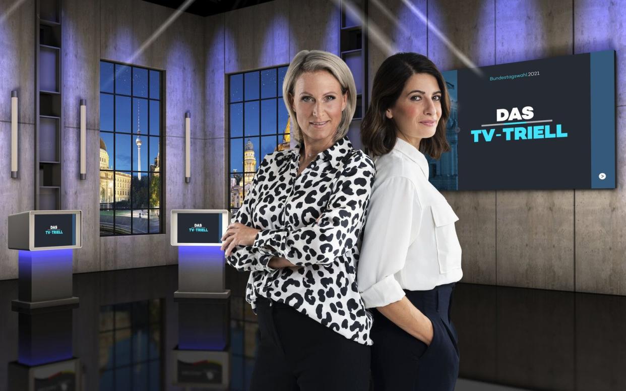 Claudia von Brauchitsch (links) und Linda Zervakis begrüßen die Kanzlerkandidatin und ihre zwei Mitbewerber zum finalen TV-Triell. (Bild: Seven.One / Hahn + Hartung)