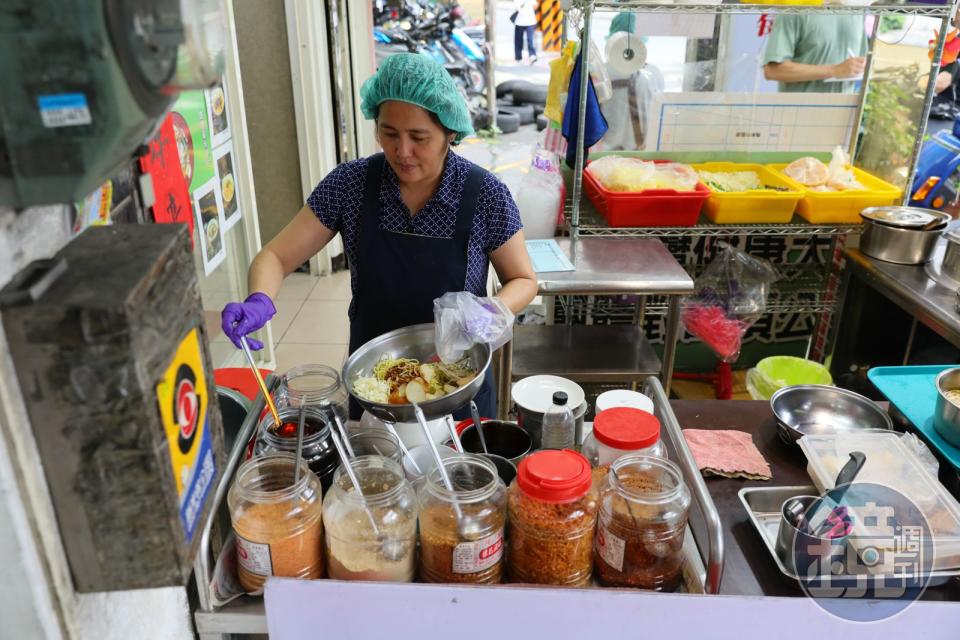 緬甸家庭裡，會準備各種瓶瓶罐罐的醬料，用來拌麵、拌飯當正餐。