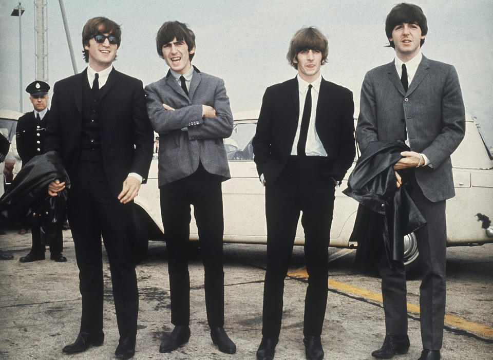 ARCHIVO - The Beatles, de izquierda a derecha, John Lennon, George Harrison, Ringo Starr y Paul McCartney llegan a Liverpool, Inglaterra el 10 de julio de 1964, para el estreno de su película "A Hard Day's Night". La última canción de los Beatles con John, Paul, George y Ringo titulada "Now and Then" fue lanzada el 2 de noviembre de 2023 gracias al uso de inteligencia artificial. (Foto AP, archivo)