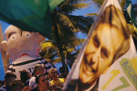 Supporters of Jair Bolsonaro, far-right lawmaker and presidential candidate of the Social Liberal Party (PSL), gather near an inflatable doll, also known as Pixuleco, depicting former Brazilian president Luiz Inacio Lula da Silva, in Rio de Janeiro, Brazil October 7, 2018. REUTERS/Ricardo Moraes