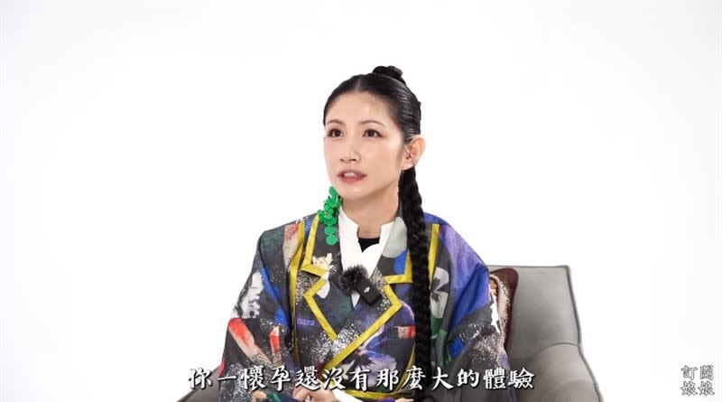 李千娜大聊時隔20年再度懷孕的心路歷程，吐露2煩惱直喊：「太難了」。（圖／翻攝自Youtube）