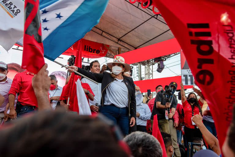 Xiomara Castro, la candidata presidencial del Partido Libre, ondea una bandera hondureña durante su último mitin de campaña en San Pedro Sula.
