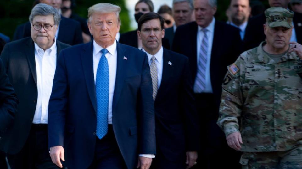 Trump junto a otros funcionarios acude a la iglesia de Saint John.