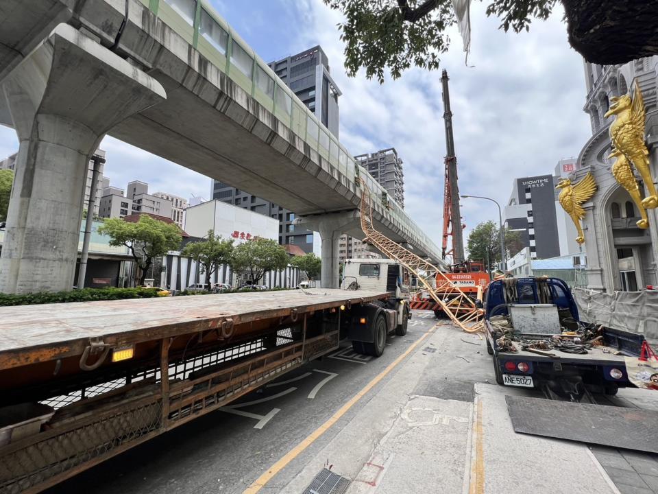 台中市南屯區文心南五路與文心路口一處建案，10日中午12時29分發生吊車吊臂倒塌意外，剛好壓到一旁的台中捷運綠線豐樂公園站的車廂。（中央社／民眾提供）