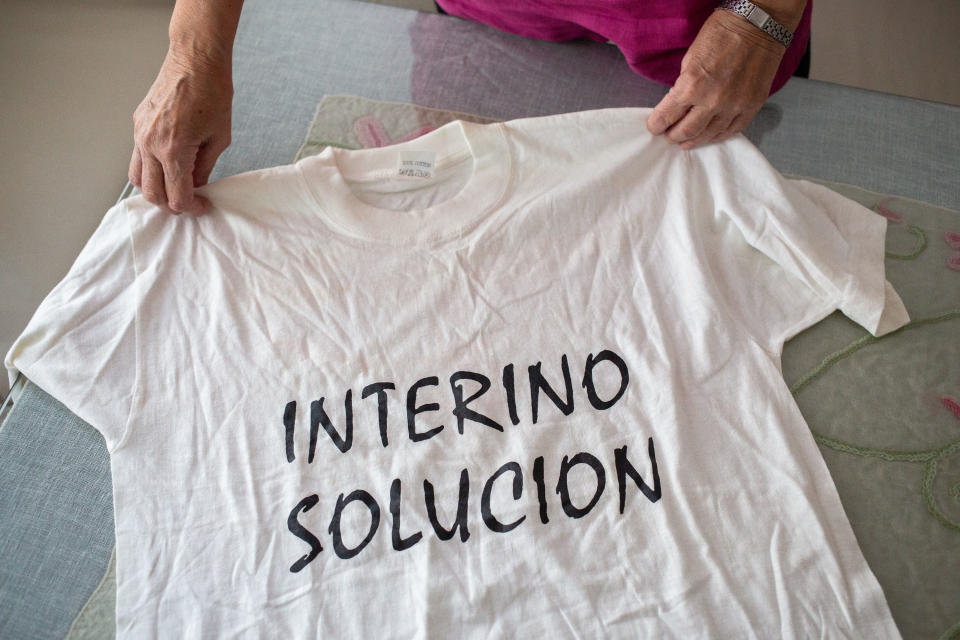 Una camiseta con proclamas de los interinos en la década de los noventa. Foto Fernando Ruso