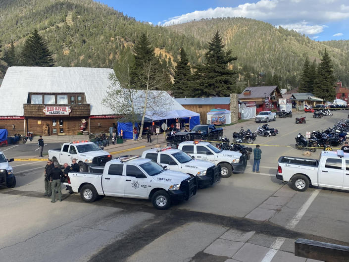 Tres personas murieron y al menos cinco resultaron heridas en Red River, Nuevo México, luego de que pandillas de motociclistas rivales abrieran fuego durante un popular mitin de motociclistas el domingo.  (Noticias de Questa Del Rio)