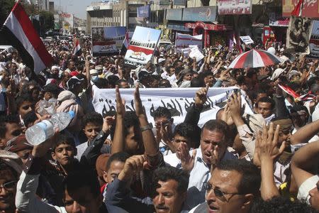 People demonstrate against the dissolution of Yemen's parliament and the takeover by the armed Shi'ite Muslim Houthi group, in the southwestern city of Taiz, February 7, 2015. REUTERS/Anees Mahyoub