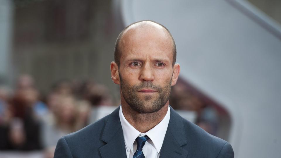 Action-Star Jason Statham punktet bei der #bottlecapchallenge. Foto: Will Oliver/EPA