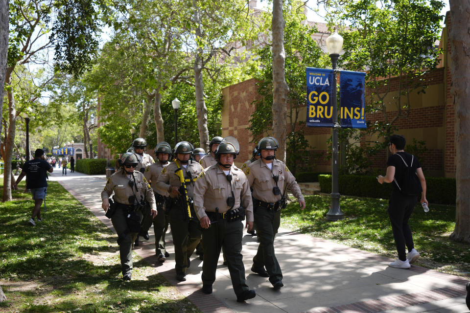 Policías en el campus de la Universidad de California en Los Ángeles después de enfrentamientos nocturnos entre grupos proisraelíes y propalestinos, el miércoles 1 de mayo de 2024, en Los Ángeles. (AP Foto/Jae C. Hong)