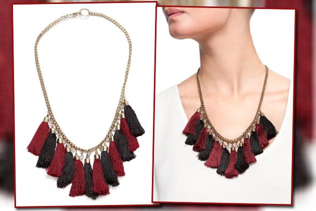 Keine Idee, wie Sie Weinrot in Ihre Garderobe integrieren können? Dann fangen Sie doch erst mal klein an – und legen die In-Colour an die Gliederkette. (Collier mit Quasten über shop.mango.com um 20 Euro)