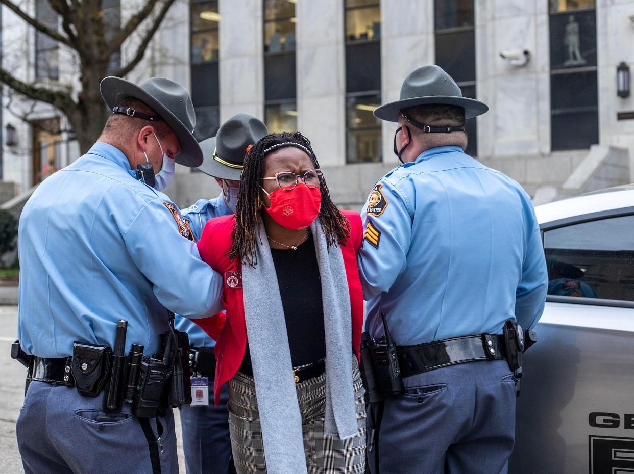 State Rep Park Cannon, demócrata de Atlanta, se coloca en la parte trasera de un coche patrulla del Capitolio del Estado de Georgia después de ser arrestado por la Policía Estatal de Georgia en el Edificio del Capitolio del Estado de Georgia en Atlanta, el jueves 25 de marzo de 2021 (AP)