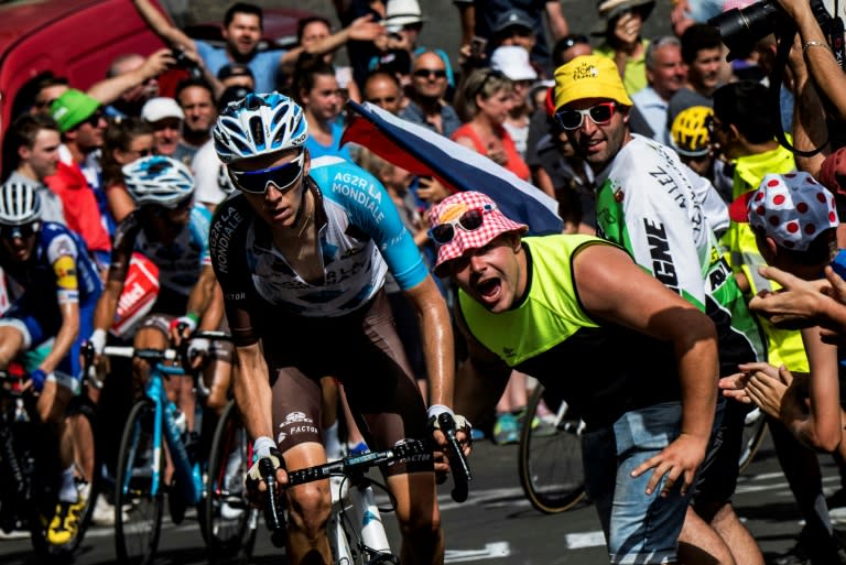 France's Romain Bardet (C) rides in a breakaway past supporters cheering during the 189,5 km 15th stage of the Tour de France between Laissac-Severac l'Eglise and Le Puy-en-Velay on July 16, 2017