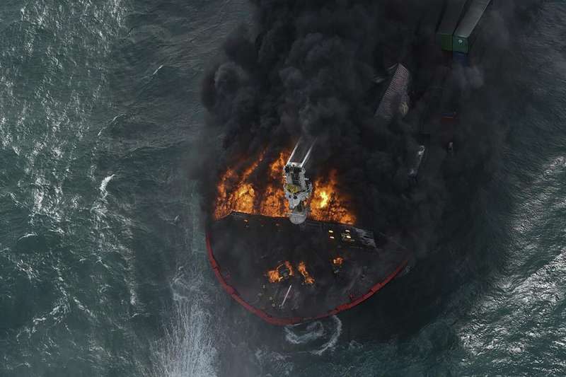 在「印度洋珍珠」斯里蘭卡西海岸附近，一艘新加坡籍、載有化學物質的貨櫃輪「MV X-Press珍珠號」自5月20日起火燃燒，造成生態浩劫。（AP）