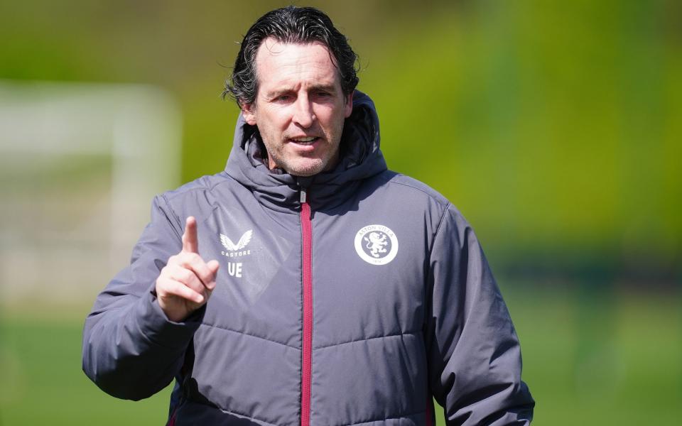 Unai Emery during an Aston Villa training session