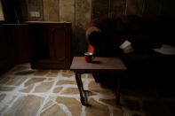 <p>A coffee mug is seen on a table at a compound used as a prison by Islamic State militants in the 17 Tamuz (July 17) district, in western Mosul, Iraq, June 6, 2017. (Alkis Konstantinidis/Reuters) </p>