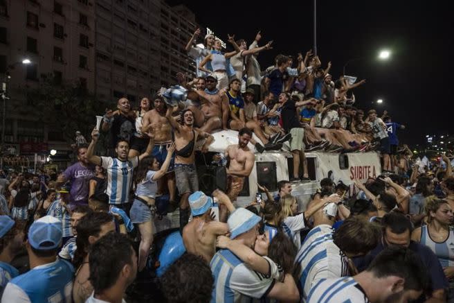 阿根廷人民在街上狂歡慶祝。（美聯社）