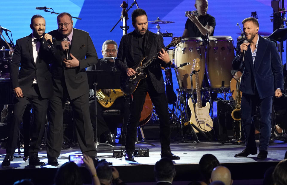 Mario Domm, izquierda, y Pablo Hurtado, segundo a la derecha, de Camila, y Leonel García, segundo de izquierda a derecha, y Noel Schajris de Sin Bandera cantan "Donde estará mi primavera" en la gala en honor a Marco Antonio Solís, Persona del Año 2022 de la Academia Latina de la Grabación, en la Arena Mandalay Bay Michelob Ultra el 16 de noviembre de 2022 en Las Vegas. (Foto AP Photo/Chris Pizzello)