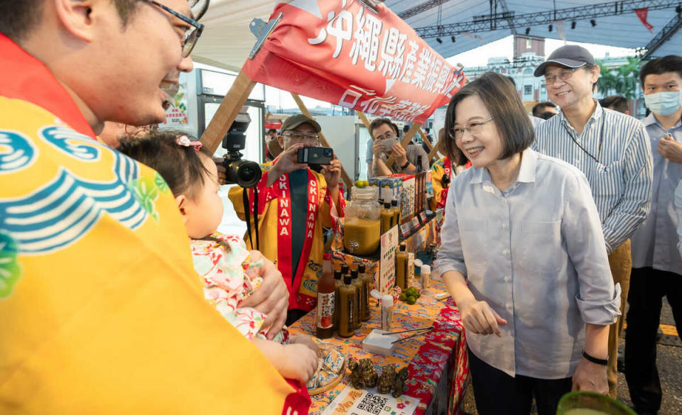 總統蔡英文今（26）晚凱達格蘭大道舉辦的「2023台日水果夏祭」，參觀各種夏季水果和飲料的攤位。   圖：翻攝自蔡英文粉專