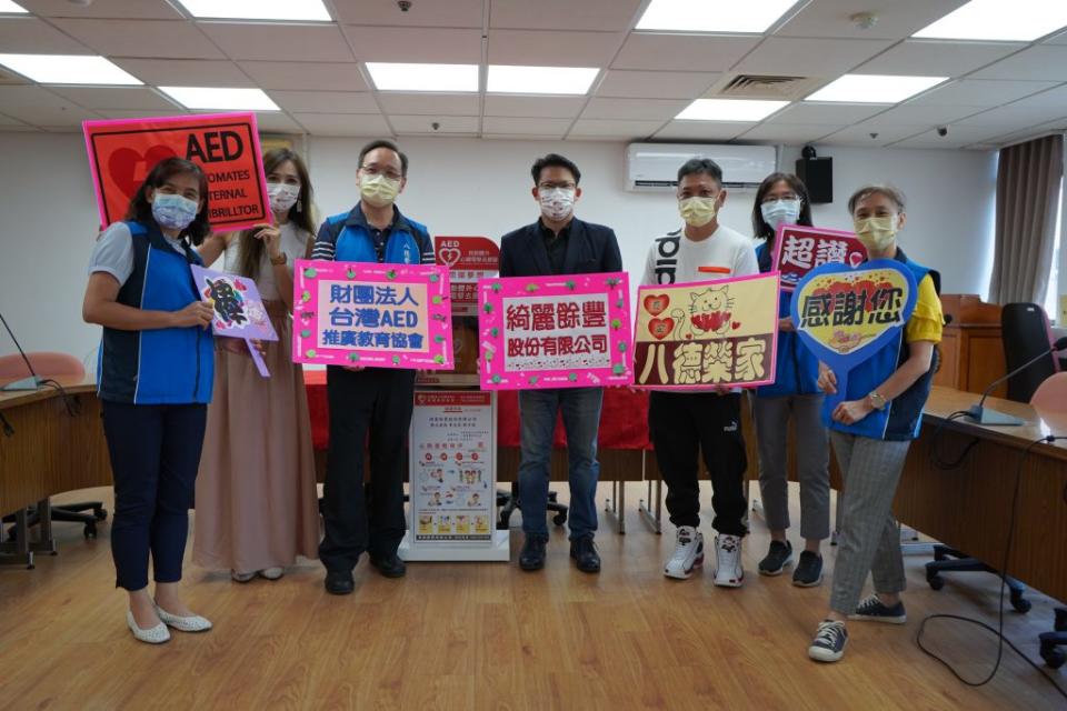 民間企業捐ＡＥＤ予八德榮家， 可及時搶救住民寶貴生命，讓榮家成為頤養天年之安心場所。(記者新茹攝)