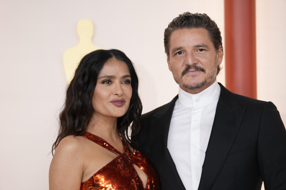 Salma Hayek, izquierda, y Pedro Pascal llegan a los Oscar el domingo 12 de marzo de 2023 en el Teatro Dolby en Los Angeles. (Foto AP/Ashley Landis)