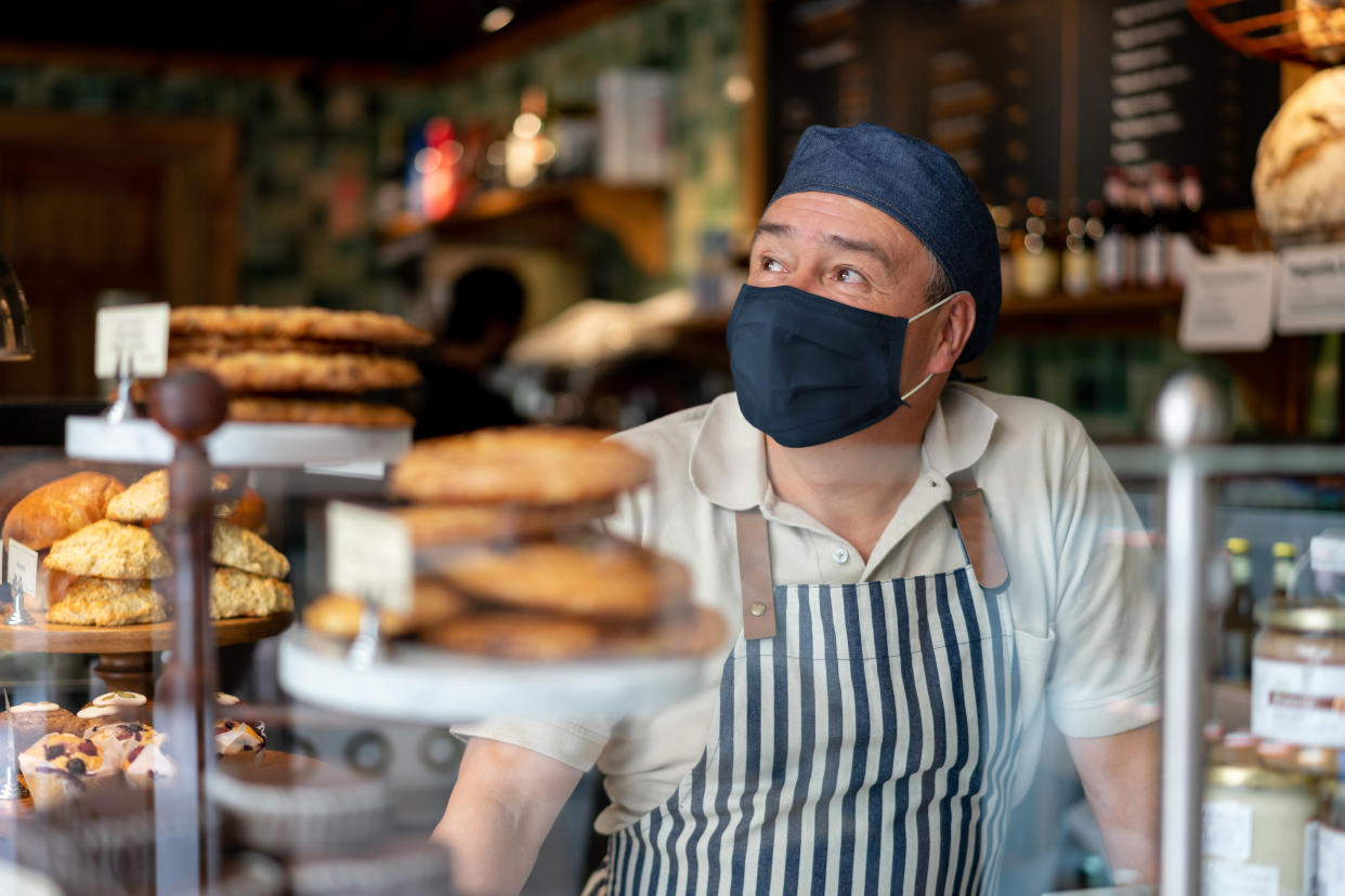 Symbolbild: Maskenpflicht in Cafés und Bäckereien gehört inzwischen zum Alltag