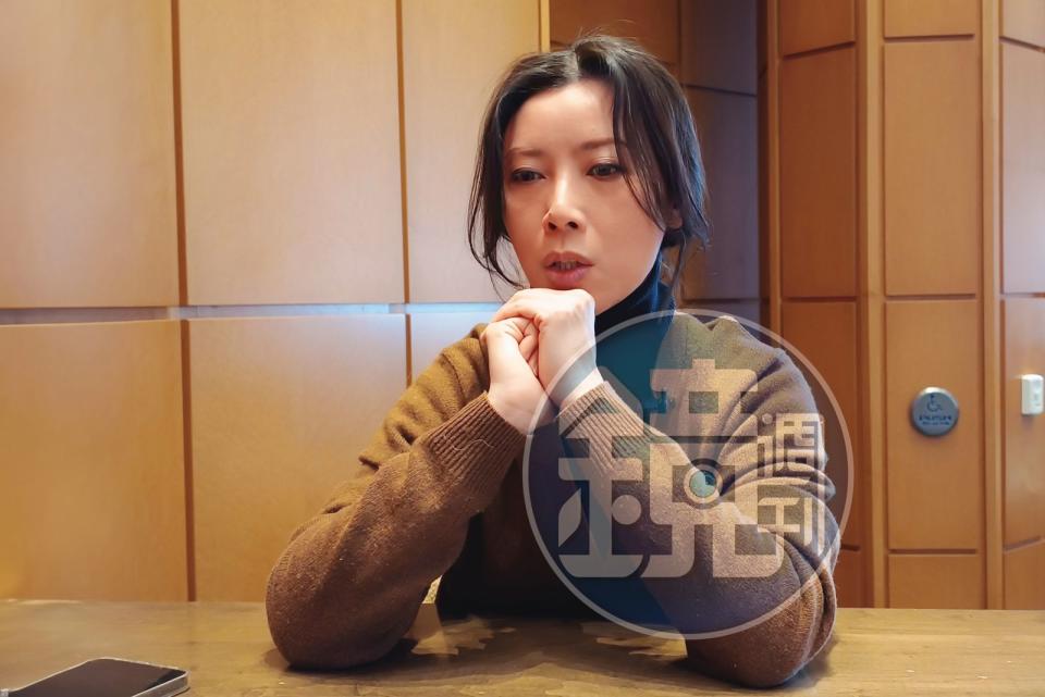 貴婦奈奈考慮後，同意本刊採訪，她說自己靠打零工過活，發傳單、清潔工都做過，連頭髮都自己剪，生活並非外界所想的豪奢。